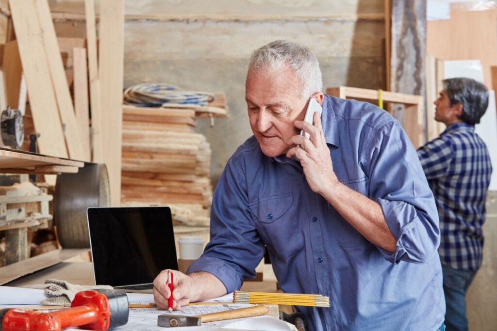Un artisan échange par téléphone depuis son atelier